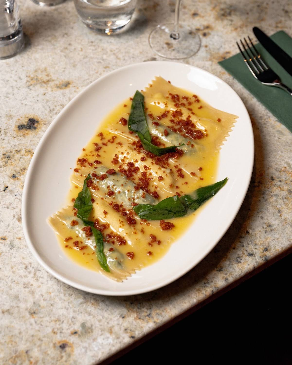 Pasta fresca w PONTI Restaurant, ravioli na talerzu