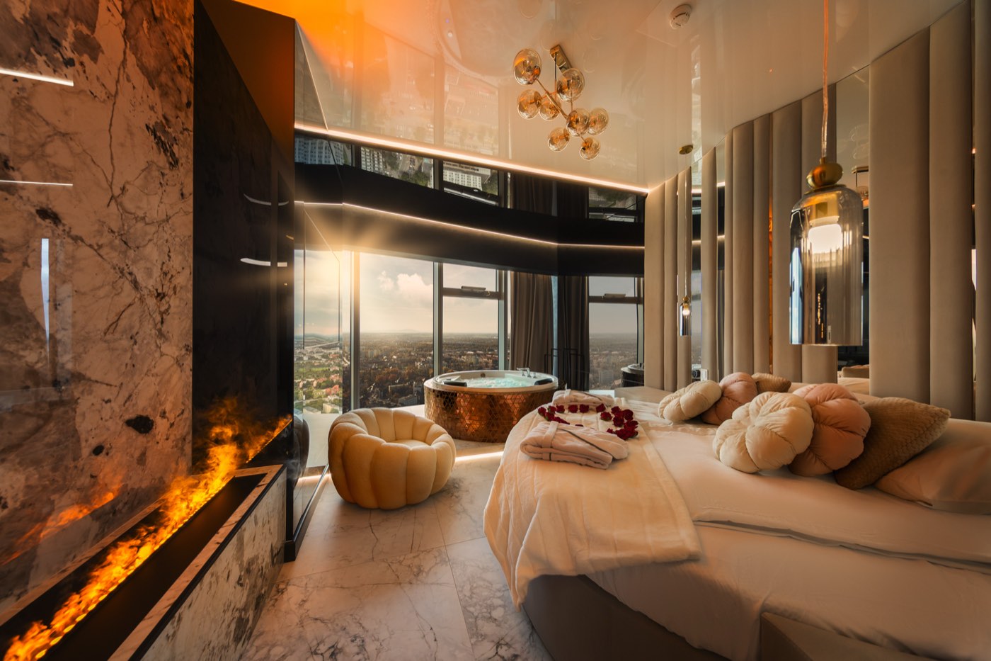 Sypialnia i jacuzzi In The Sky, płatki róż na łóżku w wariancie premium