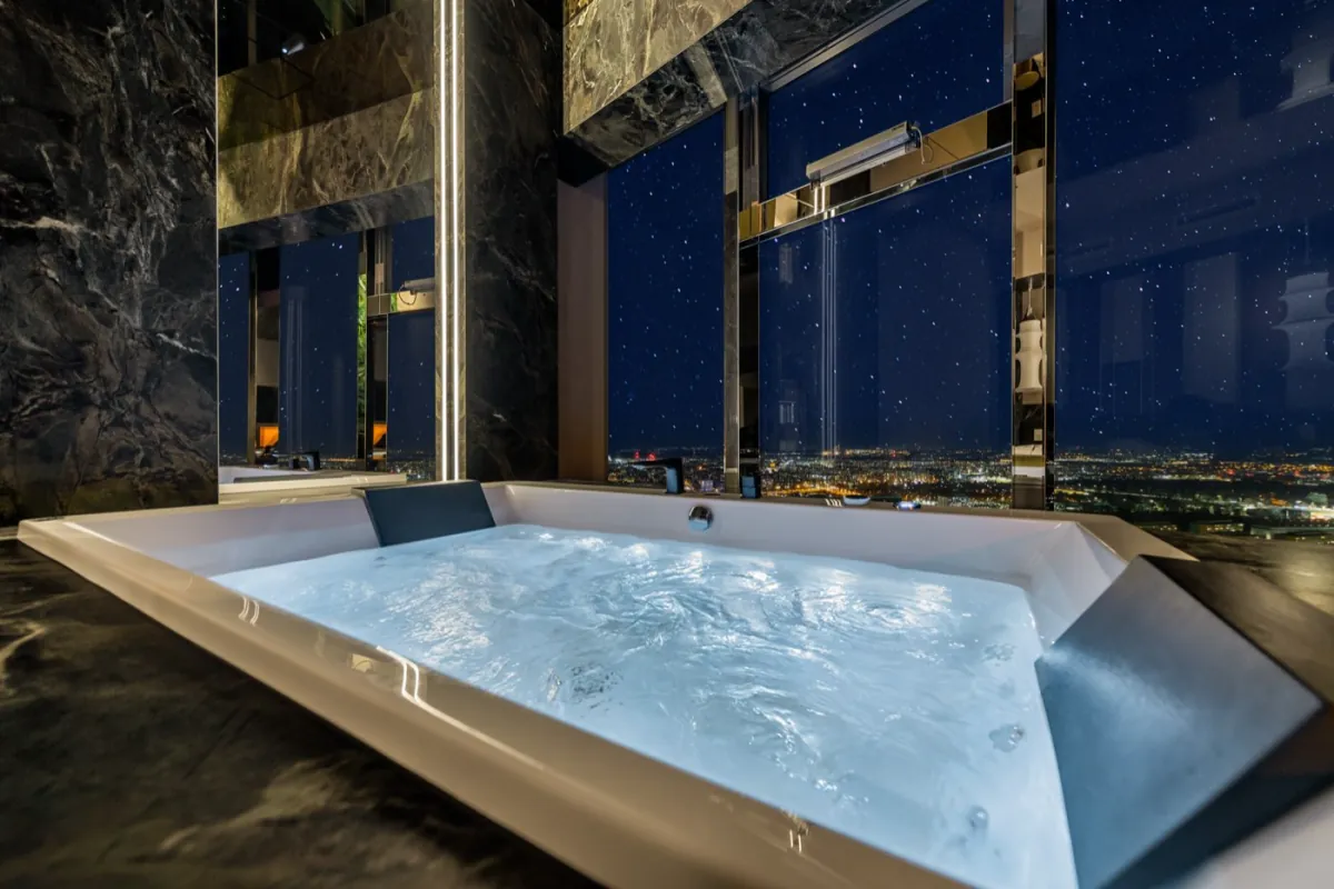 Jacuzzi w In The Sky bez aranżacji, z nocną panoramą Wrocławia