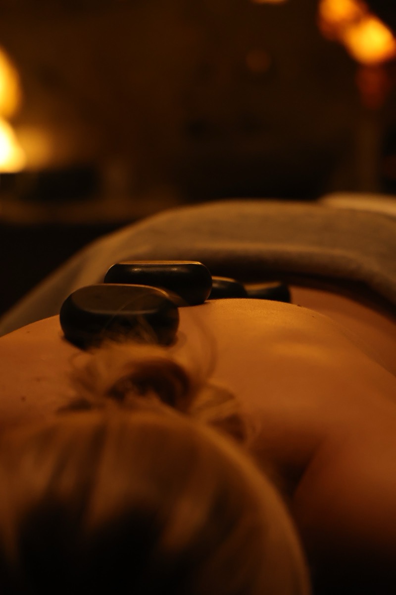 Gorące kamienie na plecach podczas masażu w PONTI SPA