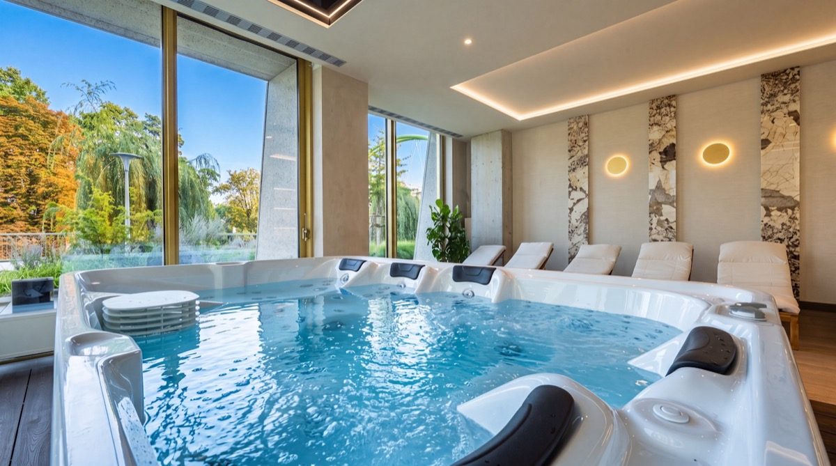 Jacuzzi i leżanki w dziennej strefie Wellness PONTI