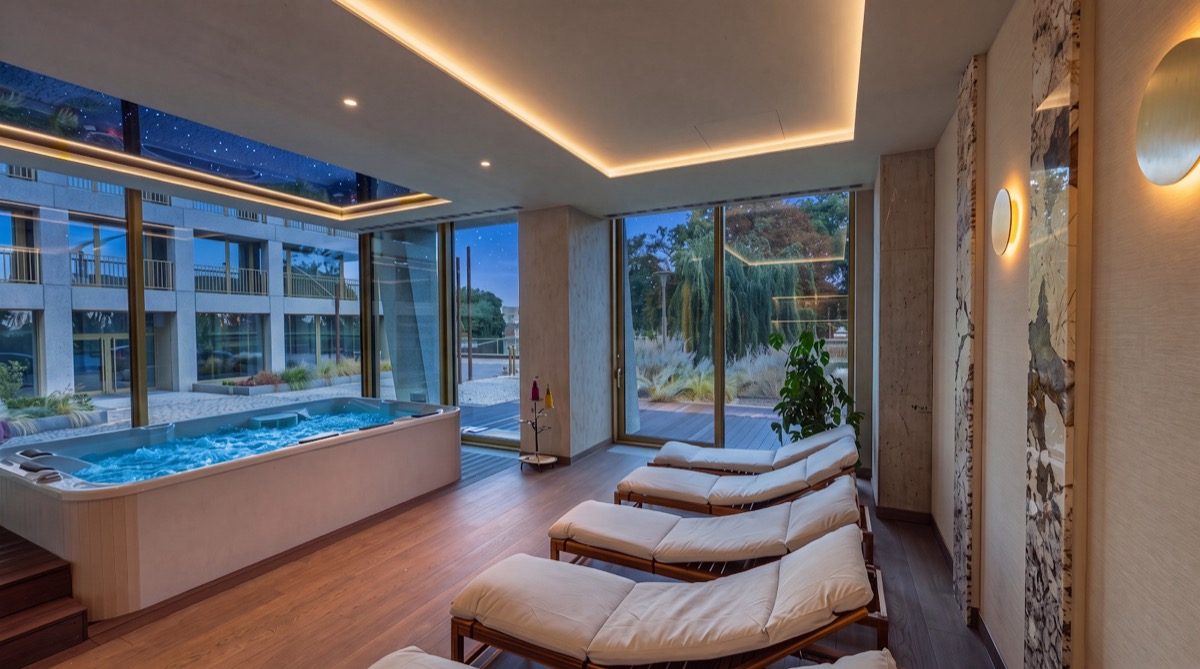 Pusta strefa Wellness PONTI wieczorem, jacuzzi i leżanki